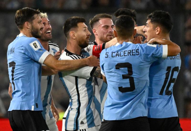 Bielsa srušio Argentinu, Messi hvatao za vrat protivničke igrače 